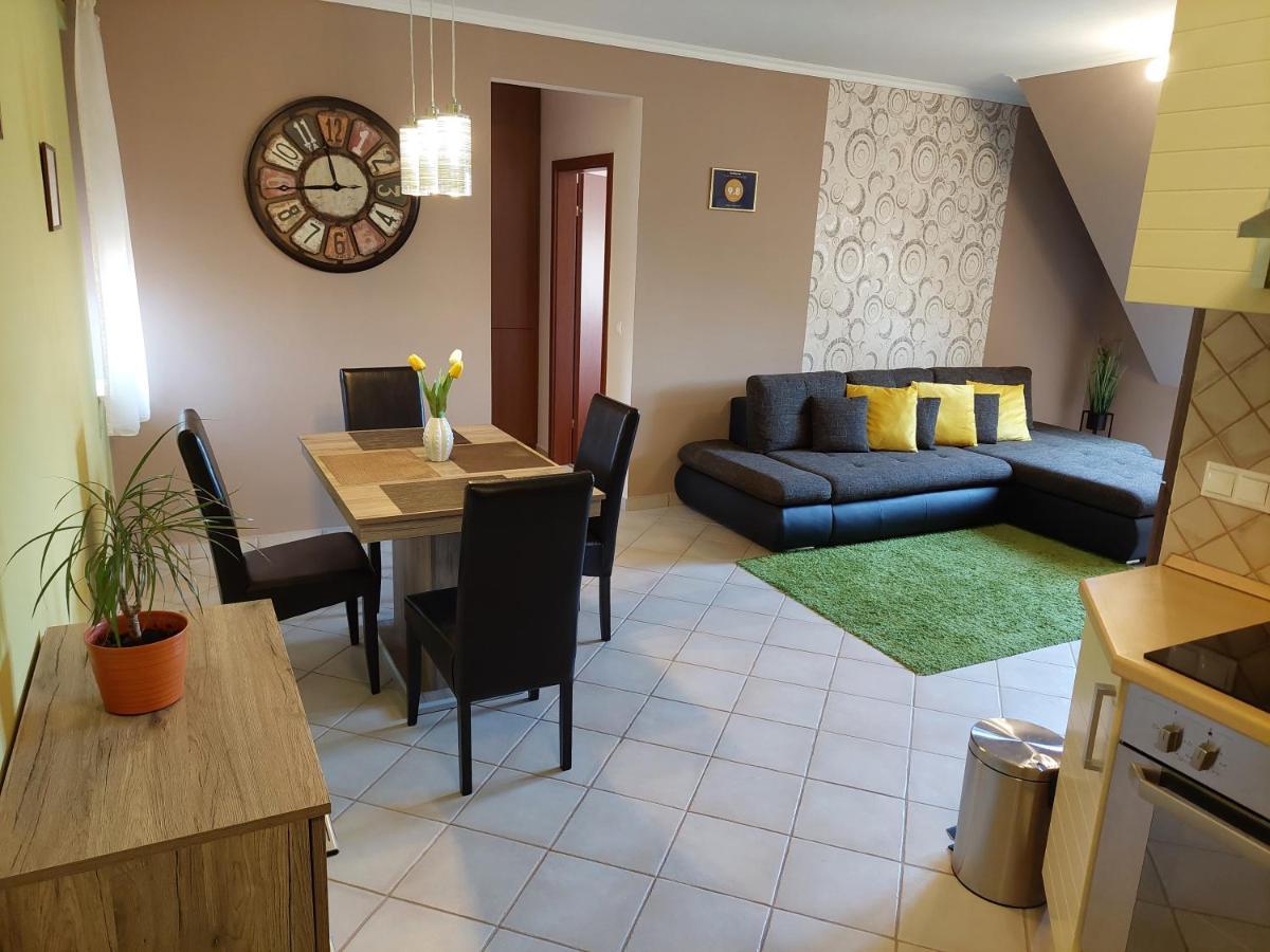Samuci Apartman Hajduszoboszlo Exterior photo